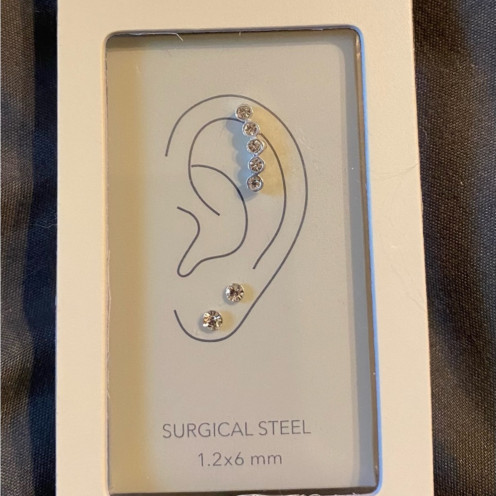 BRAND NEW IN BOX!
1 earring-pierced ears-upper part of ear & 2 smaller earrings.